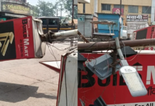 BREAKING NEWS: तेज रफ्तार ट्रेलर का कहर—टीपी नगर चौक का सिग्नल खंभा धराशायी, बड़ा हादसा टला