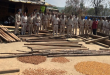 अवैध लकड़ी तस्करी पर बड़ी कार्रवाई: 359 नग लकड़ी जब्त, 4.25 लाख का माल बरामद