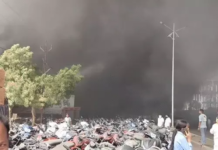 रायगढ़ में कबाड़ दुकान में लगी भीषण आग, हाईवे पर मचा हड़कंप; 4 दमकल गाड़ियां मौके पर