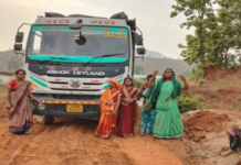 कोरबा में अवैध रेत उत्खनन के खिलाफ महिलाओं का हल्ला बोल, दो जेसीबी और हाइवा पकड़ा