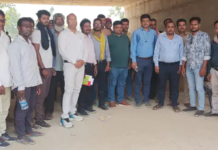 कोरबा में खराब सड़कों को लेकर ग्रामीणों का प्रदर्शन, डीबीएल कंपनी गेट पर किया धरना