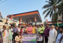 कोरबा – अखिल भारतीय कांग्रेस कमेटी के निर्देश पर जिला कांग्रेस कमेटी काेरबा शहर एवं ग्रामीण के संयुक्त तत्वाधान में घंटाघर चौक स्थित स्थानीय पेट्रोल पंप के पास प्रदर्शन किया गया