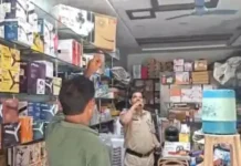 छप्पर तोड़कर दो दुकानों में चोरी, CCTV में कैद बदमाश