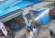 जेसीबी टायर फटने से युवक की मौत, 3 घायल