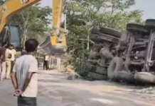 छुरी के पास राखड़ से भरा ट्रक पलटा, लगा लंबा जाम; लोगों को झेलनी पड़ी भारी परेशानी