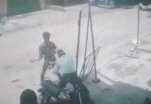 शादी का प्रस्ताव ठुकराने पर युवती के पिता पर चाकू से हमला, CCTV में कैद हुई वारदात