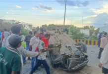 कोरबा: तेज रफ्तार कार डिवाइडर से टकराई, तीन नाबालिग बाल-बाल बचे