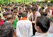 Korba News: एकलव्य आवासीय विद्यालय में छात्रों का फूटा गुस्सा, विधायक की गाड़ी का घेराव; भोजन में कीड़े और एक्सपायरी सामान देने के आरोप