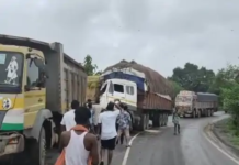 KORBA NEWS : दो तेज रफ्तार ट्रकों में आमने-सामने भीषण टक्कर, केबिन में फंसा चालक; एक घंटे बाद निकाला गया बाहर