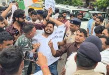 Korba News: अटल प्रतिमा निर्माण में कथित भ्रष्टाचार को लेकर युवा कांग्रेस का प्रदर्शन, अर्धनग्न होकर किया विरोध