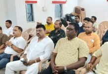 “केदारनाथ अग्रवाल को ज्ञापन सौंपते ही प्रशासन बैकफुट पर, मानिकपुर जनसुनवाई स्थगित”
