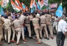 नगर निगम की बदहाल सड़कों, जलभराव एवं जनसमस्याओं को लेकर युवा कांग्रेस का जंगी प्रदर्शन
