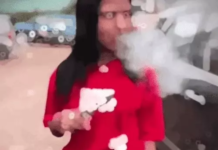 युवती का चाकू लहराते VIDEO वायरल, सिगरेट पीते कैमरे में आई नजर; 2 दिन पहले मारपीट का वीडियो भी आया था सामने