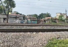 मालगाड़ी की चपेट में आने से नाबालिग की मौत, दूसरा गंभीर घायल; पटरी पर बैठकर मोबाइल गेम खेल रहे थे