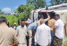 कर्मचारियों से भरी बस पलटी, एक युवक की मौत; 20 से ज्यादा घायल