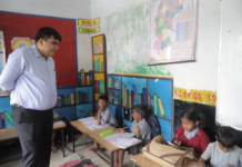 कलेक्टर ने शिक्षक बनकर बच्चों की ली कक्षा, पढ़ाई और स्कूल की सुविधाओं पर किया संवाद