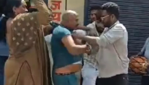 दीपका में किन्नरों और लोगों के बीच जमकर मारपीट, सड़क पर चले लात-घूंसे; VIDEO वायरल