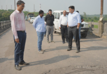 नागरिकों का आवागमन सुरक्षित और सुगम बनाने के लिए कलेक्टर ने किया सड़कों-पुलों का निरीक्षण