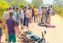 कोरबा। सुराकछार-बल्गी मार्ग पर दारू भट्टी के पास मोड़ से आगे सोमवार को एक दर्दनाक सड़क हादसे में मोटरसाइकिल सवार युवक की मौके पर ही मौत हो गई। हादसे के बाद घटनास्थल पर लोगों की भीड़ जुट गई। सूचना मिलने पर पुलिस मौके पर पहुंची और शव को कपड़े से ढककर आगे की कार्रवाई शुरू की। प्रारंभिक जानकारी के अनुसार, नीले रंग की बजाज पल्सर मोटरसाइकिल क्रमांक CG 07 B 02167 को किसी अज्ञात वाहन ने जोरदार टक्कर मार दी। टक्कर इतनी भीषण थी कि बाइक सवार ने घटनास्थल पर ही दम तोड़ दिया। हालांकि, दुर्घटना के वास्तविक कारणों की पुष्टि जांच के बाद ही हो सकेगी। घटनास्थल पर पहुंची पुलिस ने मृतक की पहचान करने का प्रयास किया। युवक के पास मिले मोबाइल फोन से परिजनों या परिचितों से संपर्क करने की कोशिश की गई, लेकिन फोन लॉक होने के कारण सफलता नहीं मिली। वहीं, मोबाइल पर किसी का कॉल भी नहीं आ रहा था, जिससे मृतक के परिजनों तक सूचना पहुंचाने में परेशानी हुई। फिलहाल मृतक की पहचान स्पष्ट नहीं हो सकी है। पुलिस मामले की जांच कर रही है और दुर्घटना में शामिल अज्ञात वाहन का पता लगाने का प्रयास किया जा रहा है। मृतक की पहचान होने के बाद ही हादसे से जुड़ी अन्य जानकारियां सामने आने की उम्मीद है।
